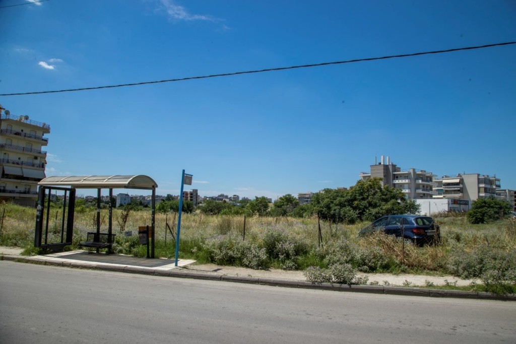 “Ένα παιδί ούρλιαζε από τον πόνο” – Ανατριχιάζουν οι μαρτυρίες για το αυτοκίνητο που έπεσε σε στάση του ΟΑΣΘ (vids)