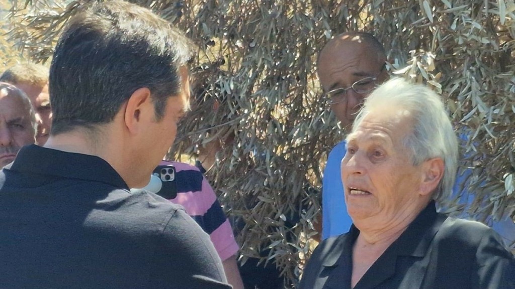 Η συγκινητική στιγμή του Αλέξη Τσίπρα με 80χρονη – “Δεν θα μαζέψω ξανά ελιές από αυτά τα δέντρα” (pics)