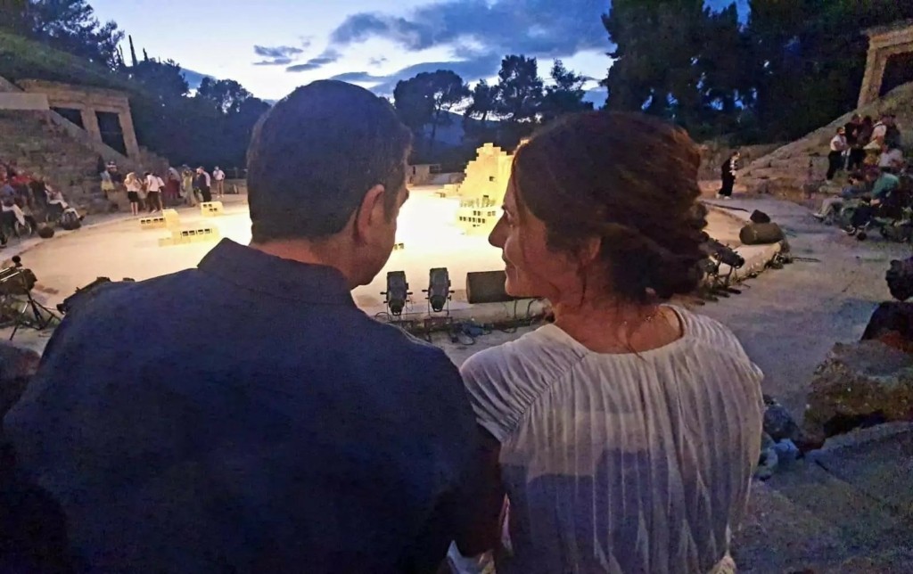 Ξένοιαστες στιγμές για Αλέξη Τσίπρα και Μπέτυ Μπαζιάνα στην Επίδαυρο – Απόλαυσαν τη Μήδεια του Μποστ