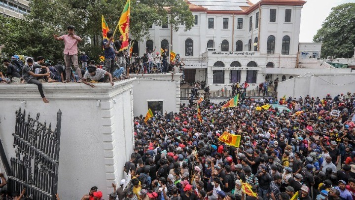 Ασύλληπτες εικόνες στη Σρι Λάνκα – Το γραφείο του πρωθυπουργού διαβεβαιώνει ότι ο πρόεδρος θα παραιτηθεί (vids)
