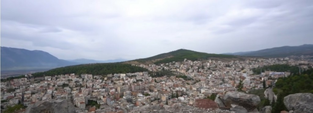 Την έκανε “καλοκαιρινή” τη βιτρίνα – Σφοδρή σύγκρουση αυτοκινήτου σε μαγαζί (pics&vid)