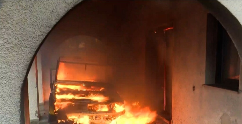 Όχημα στο Ντράφι παραδίδεται στις μανιασμένες φλόγες – Οι προσπάθειες της φωτιάς να μπει σε σπίτι (vid)