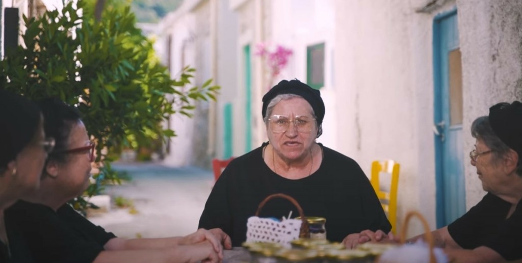 Οι γιαγιάδες από την Κρήτη “ξαναχτυπούν” και γίνονται… trappers – Το viral βίντεο και το μελιτζανάκι (vid)
