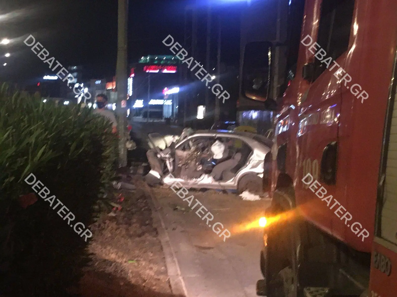 Σοβαρό τροχαίο στο Χαλάνδρι – ΙΧ έπεσε πάνω σε παρκαρισμένο όχημα και καρφώθηκε σε κολώνα (pics&vid)