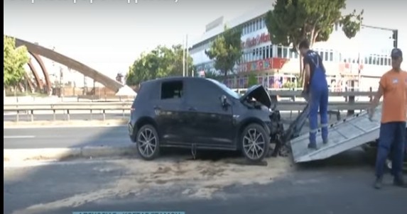Σοκαριστικό τροχαίο στο Μαρούσι –  Αυτοκίνητο “καρφώθηκε” στο διάζωμα – Τρεις τραυματίες (vid)