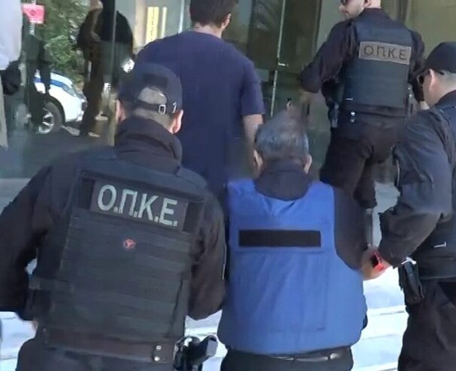 Στον ανακριτή με αλεξίσφαιρο και υπό δρακόντεια μέτρα ασφαλείας ο γυναικοκτόνος του Ρεθύμνου (pic)