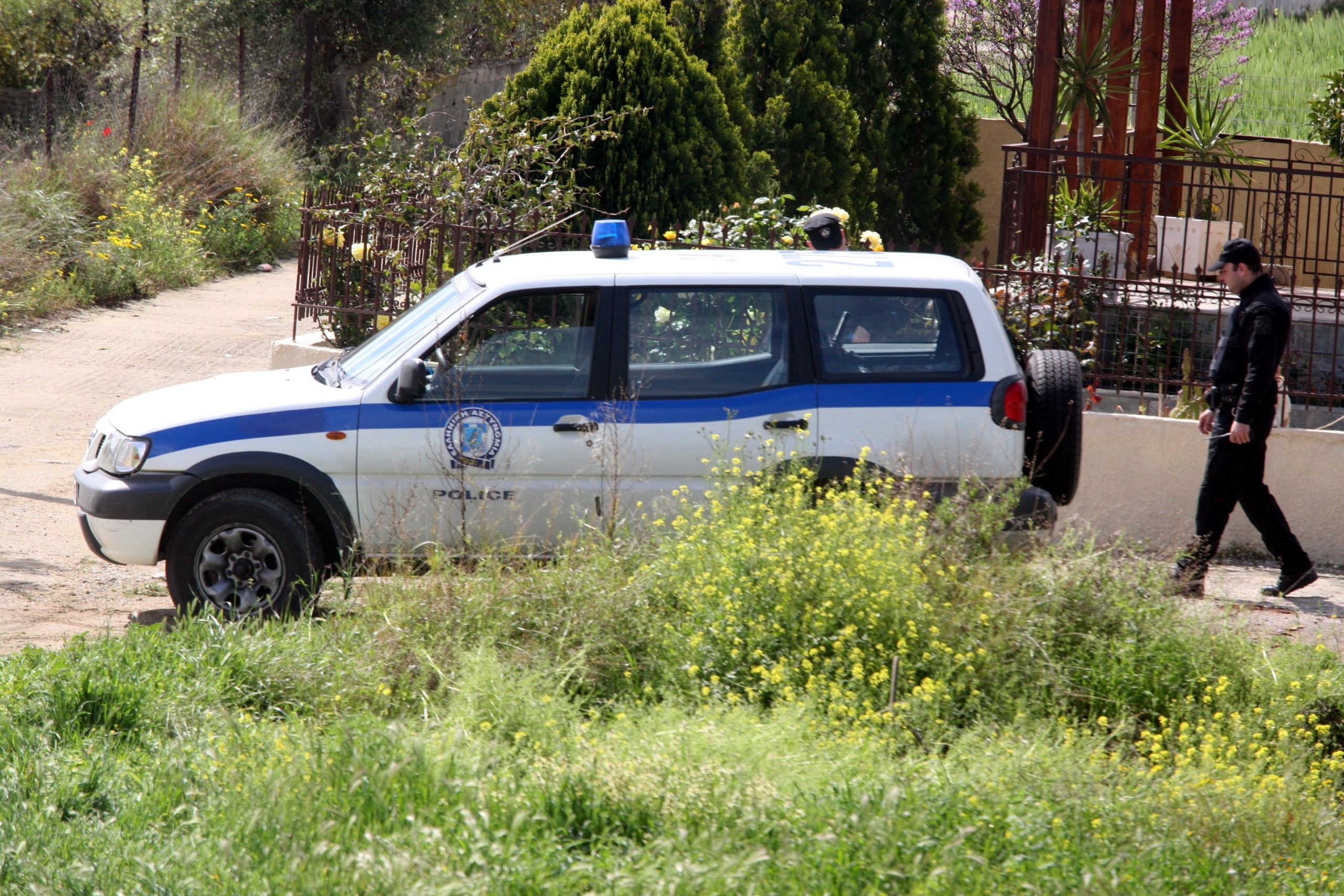 Πυροβόλησε και τραυμάτισε ανηλίκους που μπήκαν στην αυλή του – Τους πέρασε για διαρρήκτες