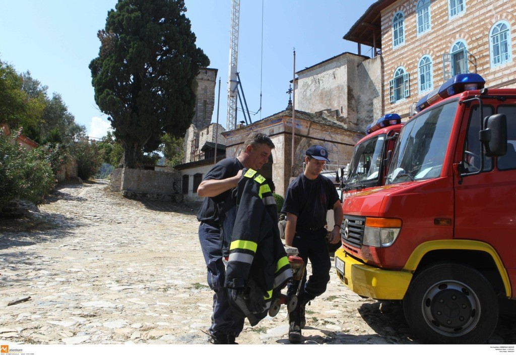 Υπό μερικό έλεγχο η πυρκαγιά στο Άγιο Όρος – Ενισχύθηκαν τα εναέρια μέσα (vids)