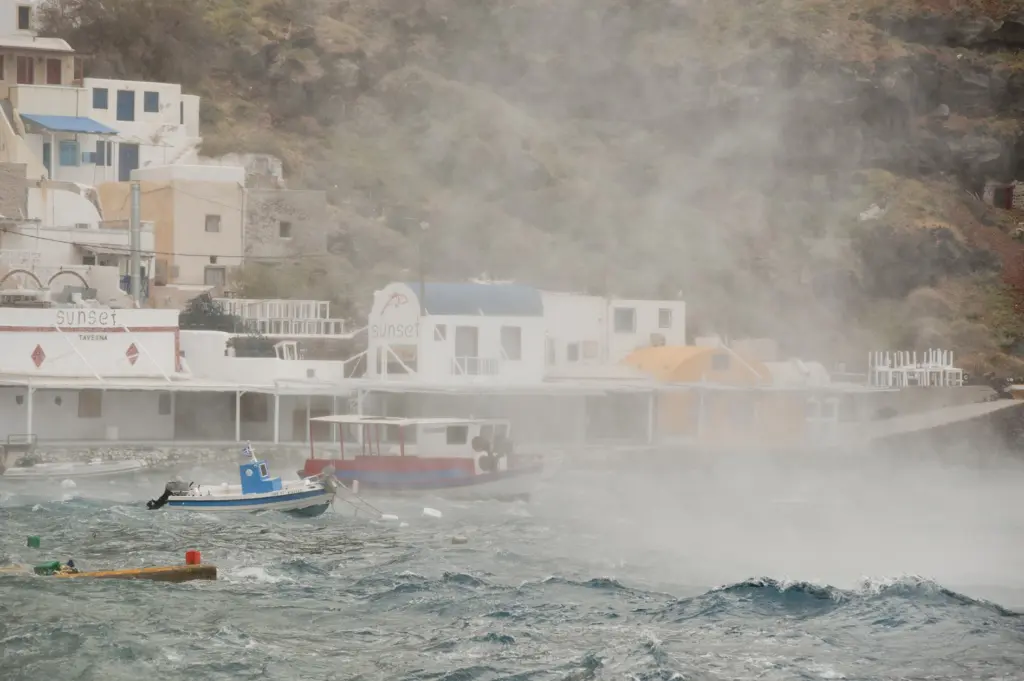 “Πνίγηκε” η Κάρπαθος από τις ισχυρές βροχές – “Ποτάμια” οι δρόμοι του νησιού (vids)