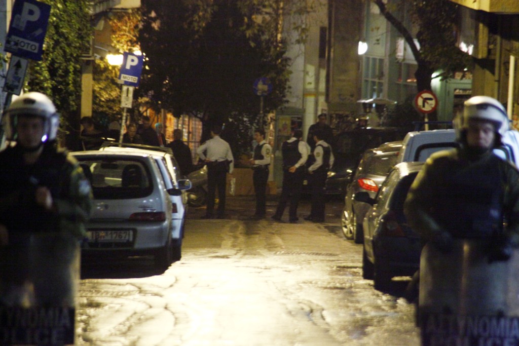 Ταραγμένη νύχτα στα Εξάρχεια – Επίθεση με μπουκάλια κατά διμοιρίας των ΜΑΤ
