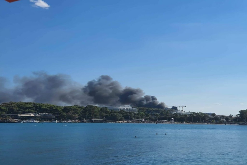 Υπό μερικό έλεγχο η φωτιά στον Αστέρα Βουλιαγμένης – Δε χρειάστηκε να εκκενωθεί το ξενοδοχείο