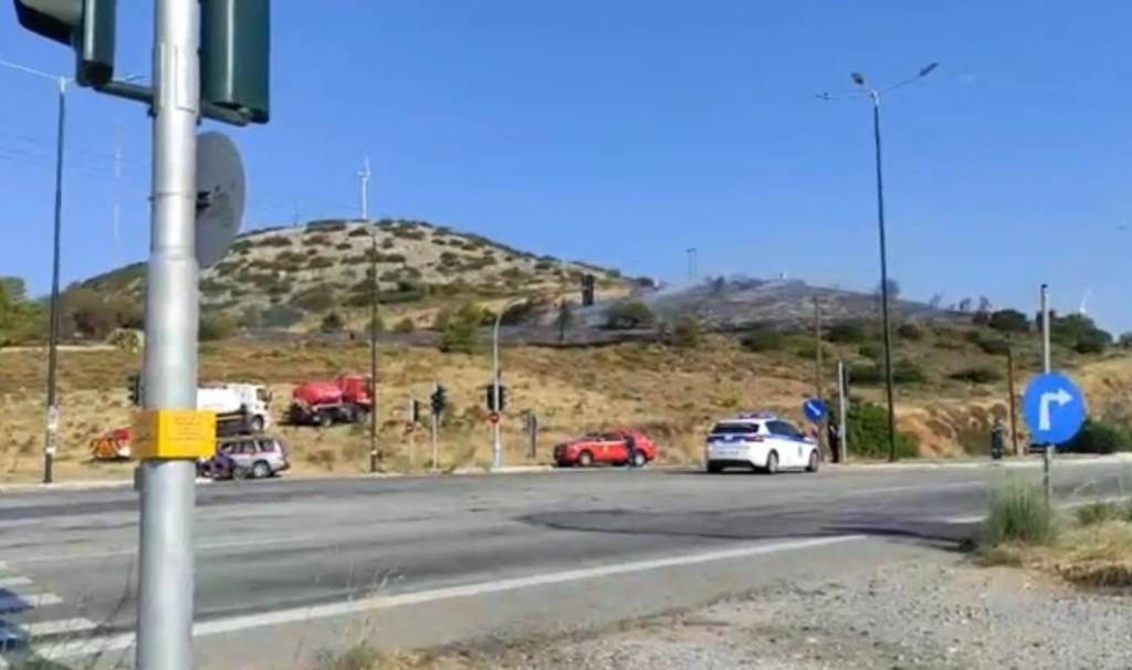 Σε επιφυλακή η πυροσβεστική – Παραμένουν στο Λαύριο οι αρχές μετά την πυρκαγιά που ξέσπασε (vids)