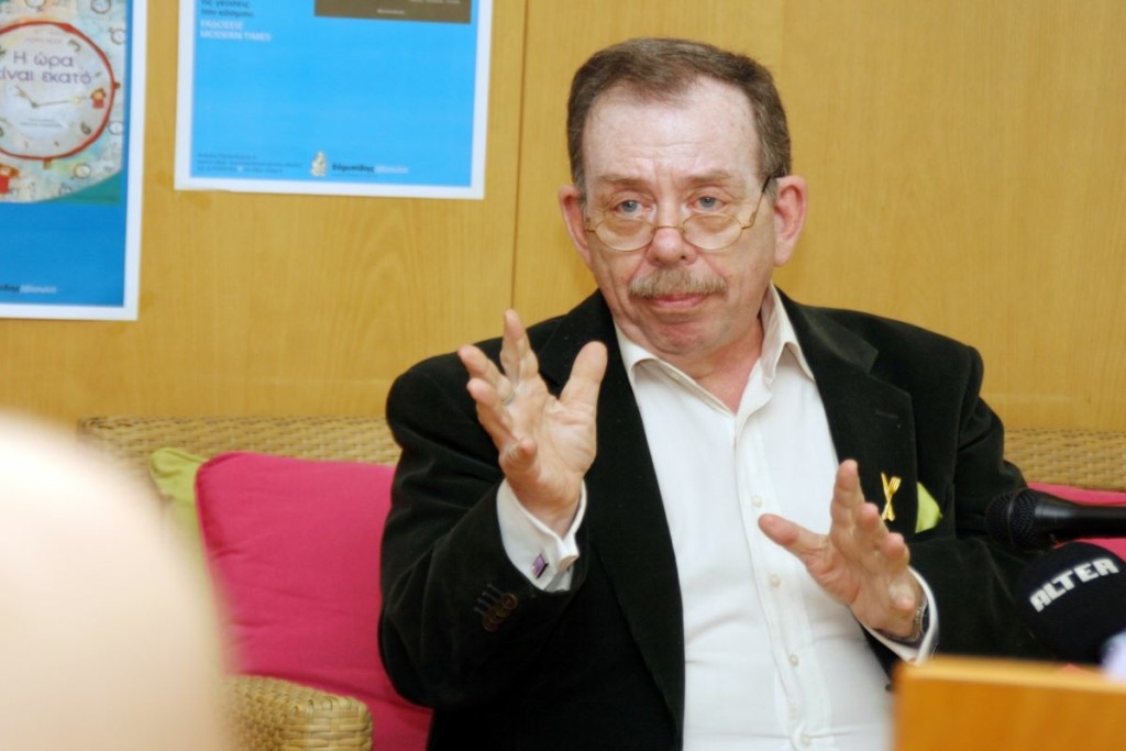 Επικός διάλογος μεταξύ Μαμαλάκη – Κουρέτα – “Άσε τον πιγκουίνο και πιάσε το ελληνικό καλοκαίρι”