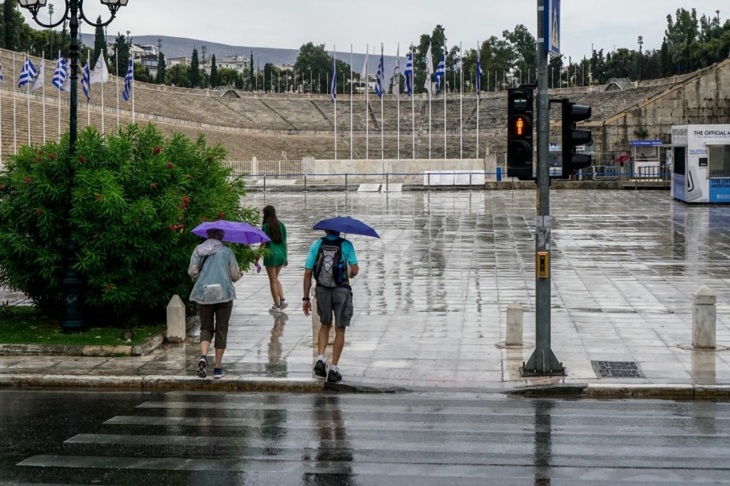 Συνεχίζει να “χτυπά” τη χώρα η κακοκαιρία – Βροχές και καταιγίδες στην Αττική