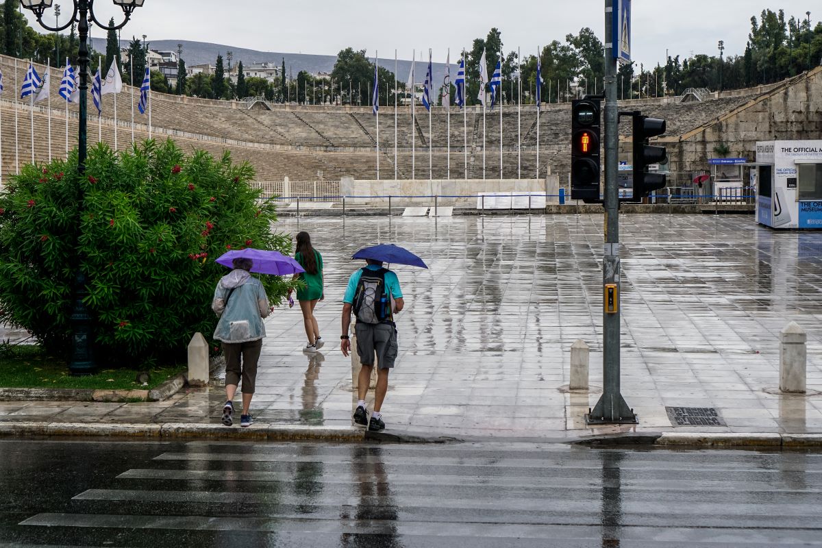 Συνεχίζει να “χτυπά” τη χώρα η κακοκαιρία – Βροχές και καταιγίδες στην Αττική