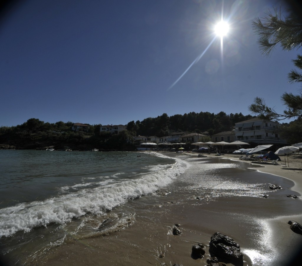 Καιρός σήμερα: Έως 33 βαθμούς η θερμοκρασία, ισχυροί άνεμοι στο Αιγαίο – Πού θα βρέξει