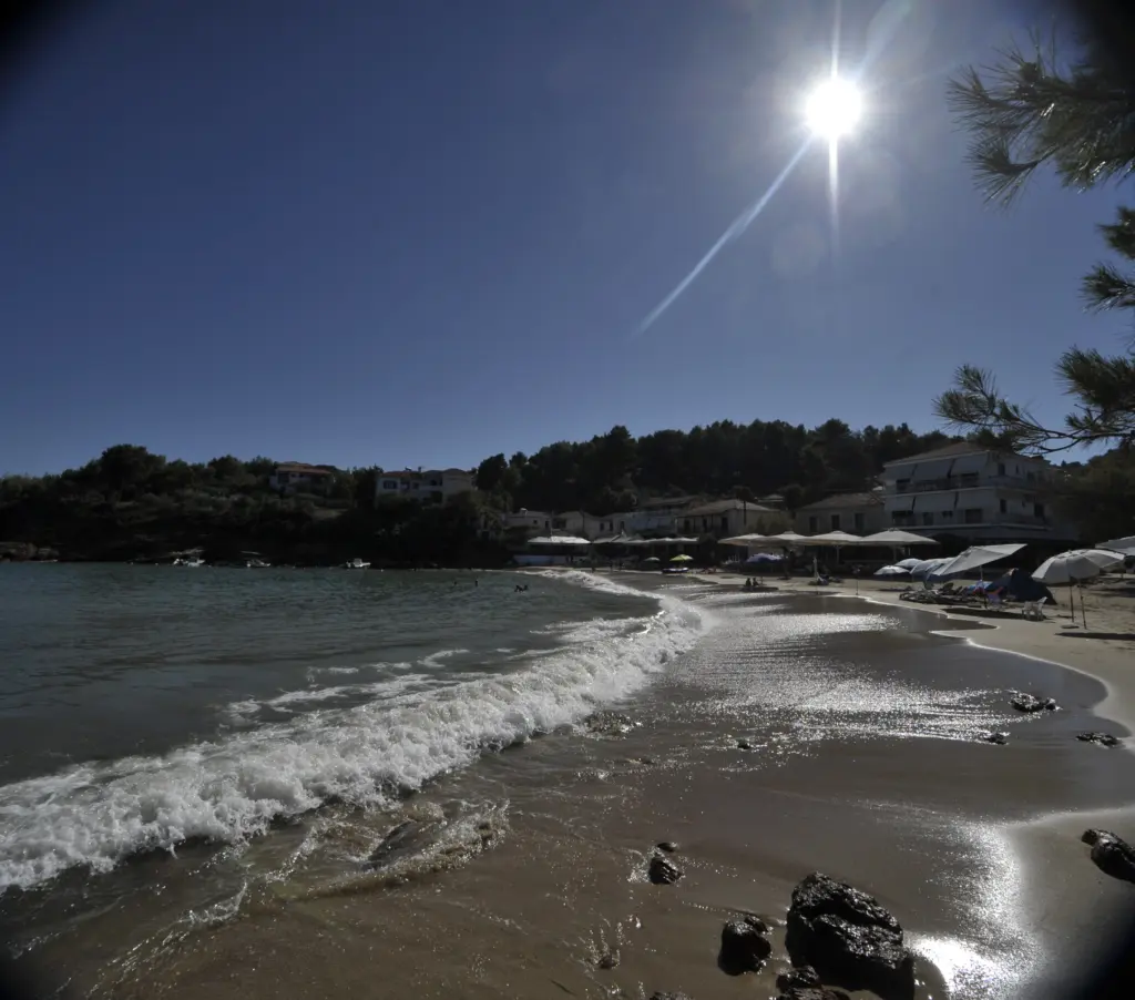 Καιρός σήμερα: Έως 33 βαθμούς η θερμοκρασία, ισχυροί άνεμοι στο Αιγαίο – Πού θα βρέξει