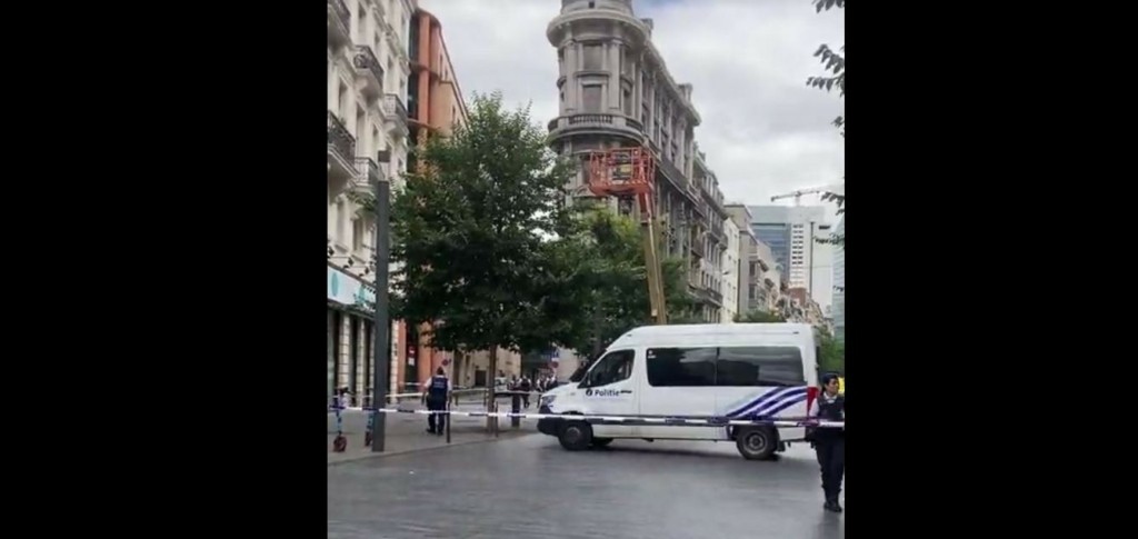 Τρόμος στις Βρυξέλλες – Βαν “έπεσε” πάνω σε καφετέρια προκαλώντας ζημιές (pics&vid)