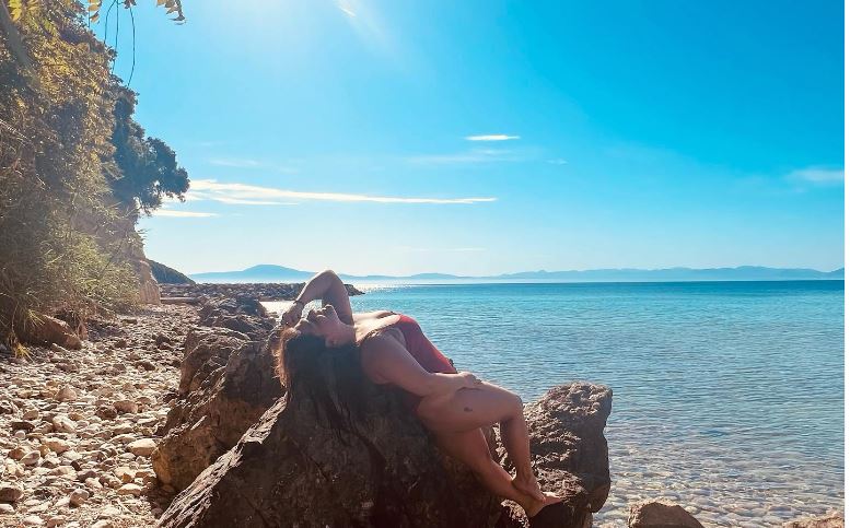 Η Δανάη Μπάρκα και η… καλοκαιρινή διάθεση – Η πόζα με μαγιό σε βράχο και το μοναδικό τοπίο!