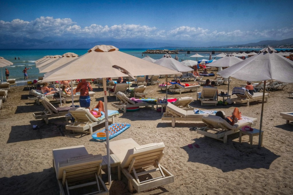 Εντατικοί έλεγχοι ενόψει Δεκαπενταύγουστου για τις τιμές σε καύσιμα, κυλικεία και ξαπλώστρες