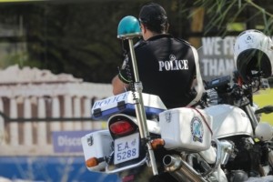 Σε διαθεσιμότητα αστυνομικός μετά από επίθεση σε διαδηλωτή – Συνελήφθη για επικίνδυνη σωματική βλάβη