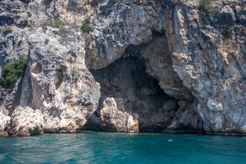 Τραυματίστηκε 48χρονη στη Ζάκυνθο – Κολυμπούσε σε σπηλιά και έπεσε βράχος
