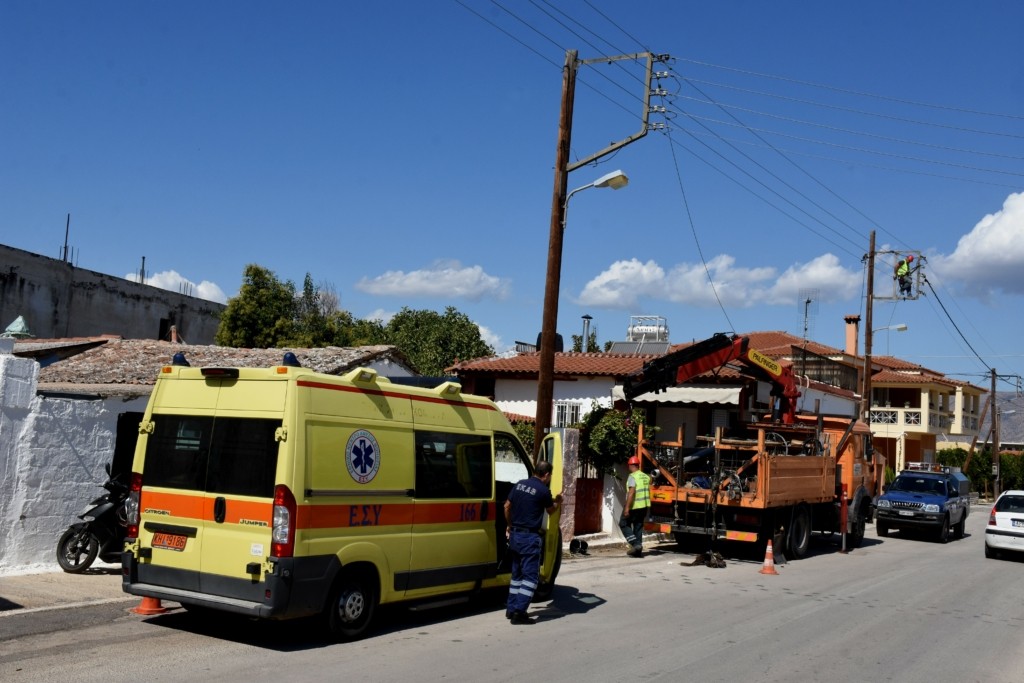 “Πάγωσε” η Πάτρα – 22χρονος κρεμάστηκε από κολώνα ηλεκτρισμού σε κοινή θέα