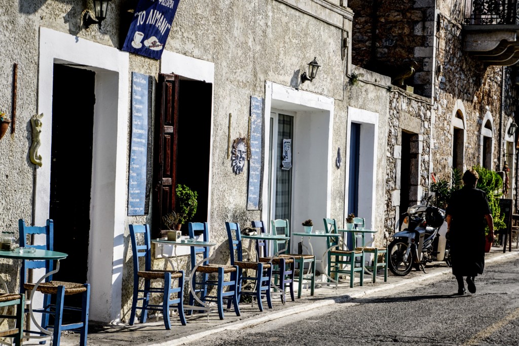 Είχε μετατρέψει το καφενείο του σε οπλοστάσιο – Απίστευτα ευρήματα και χασισοφυτεία εντόπισαν οι αστυνομικοί (pics)