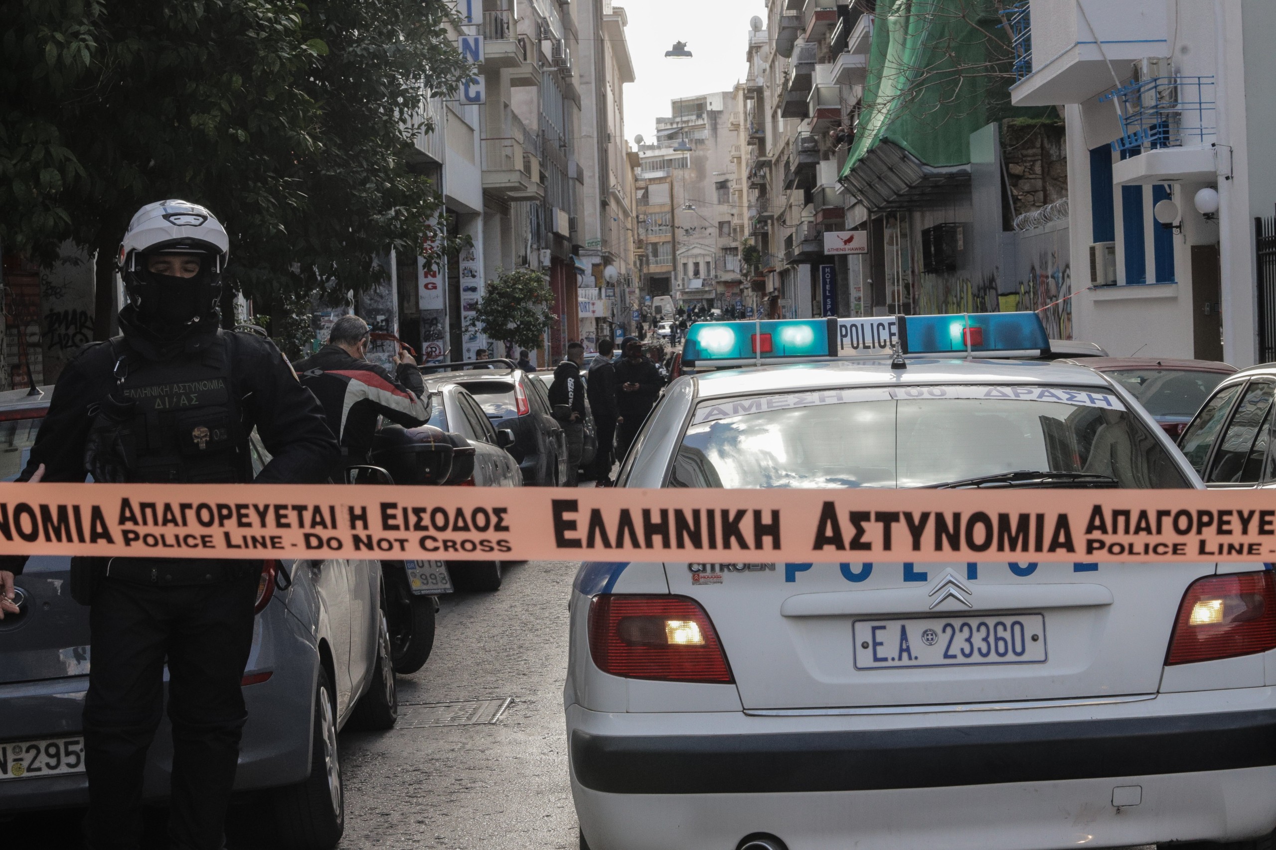 Τέλος στο θρίλερ με τον άνδρας που ανέβηκε στην ταράτσα του ΟΚΑΝΑ – Έχει ξαπλώσει στα κεραμίδια