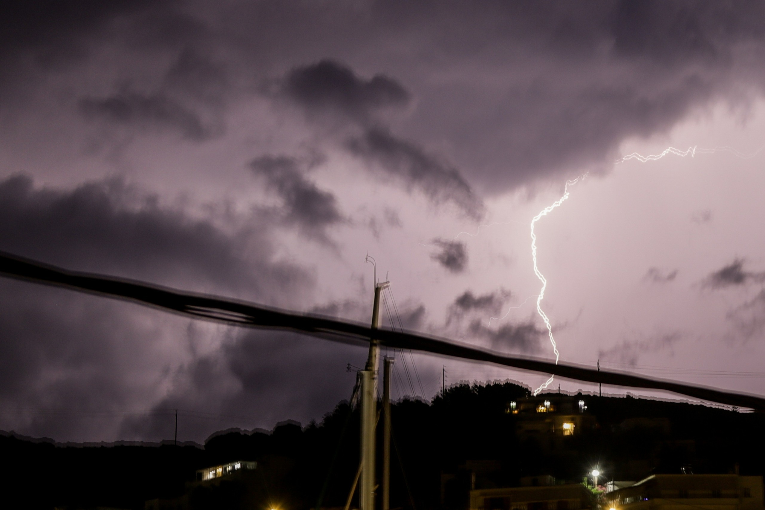 Νέο έκτακτο δελτίο από την ΕΜΥ για σφοδρές καταιγίδες τις επόμενες ώρες – Πώς κινείται η κακοκαιρία “Άριελ”