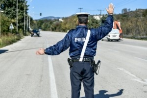 Θεσσαλονίκη: 411 παραβάσεις για μη χρήση κράνους – Στο στόχαστρο της Τροχαίας οδηγοί και επιβάτες δικύκλων