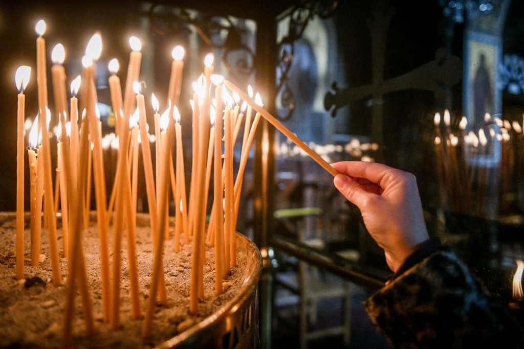 Πανικός σε κηδεία στη Νέα Σμύρνη: 20χρονος χόρευε πάνω σε φέρετρο και τραβούσε τα μούσια των ιερέων
