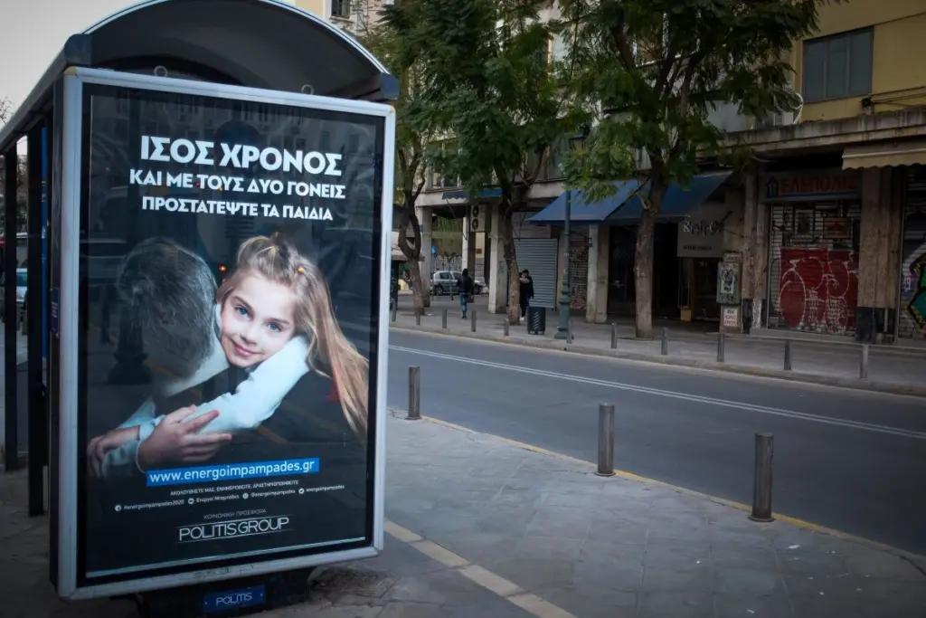 Απίστευτες εικόνες στη Θεσσαλονίκη – Και άλλη στάση λεωφορείου που δεν έχει παγκάκι αλλά… καρέκλες (vid)