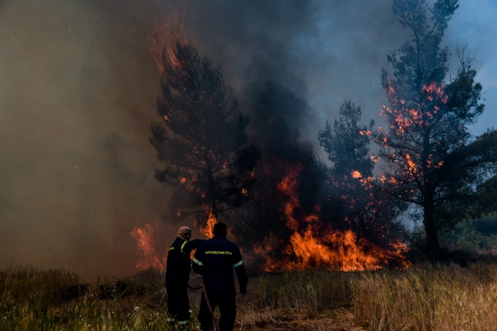 Μεγάλη φωτιά στην Κέρκυρα – Μήνυμα από το 112 για εκκένωση των Βασιλικών