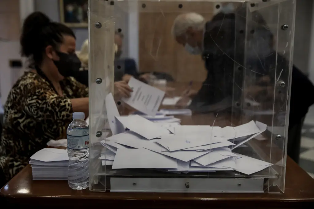Δημοσκόπηση Interview: 3η θητεία ΝΔ, αλλά χωρίς αυτοδυναμία “βλέπει” το 53% – Προηγείται με 14,4 μονάδες του ΠΑΣΟΚ