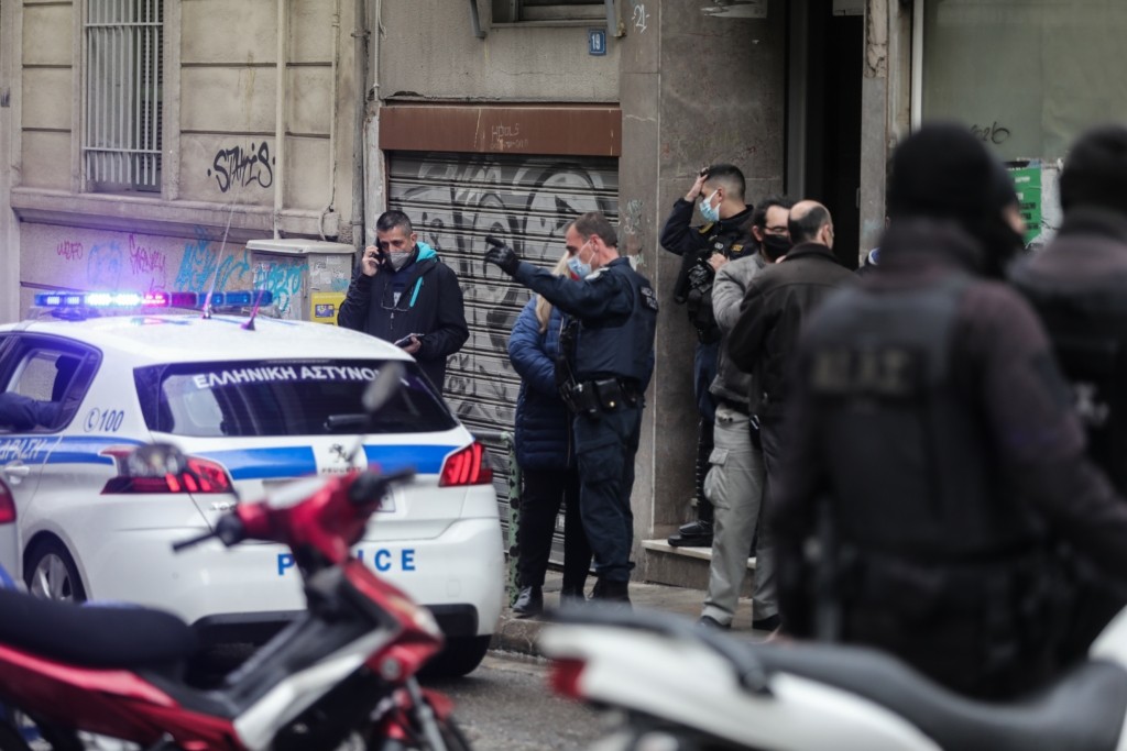 Άγρια γυναικοκτονία στην Κυψέλη – Σκότωσε στη μέση του δρόμου τη σύντροφο του φίλου του (vid)