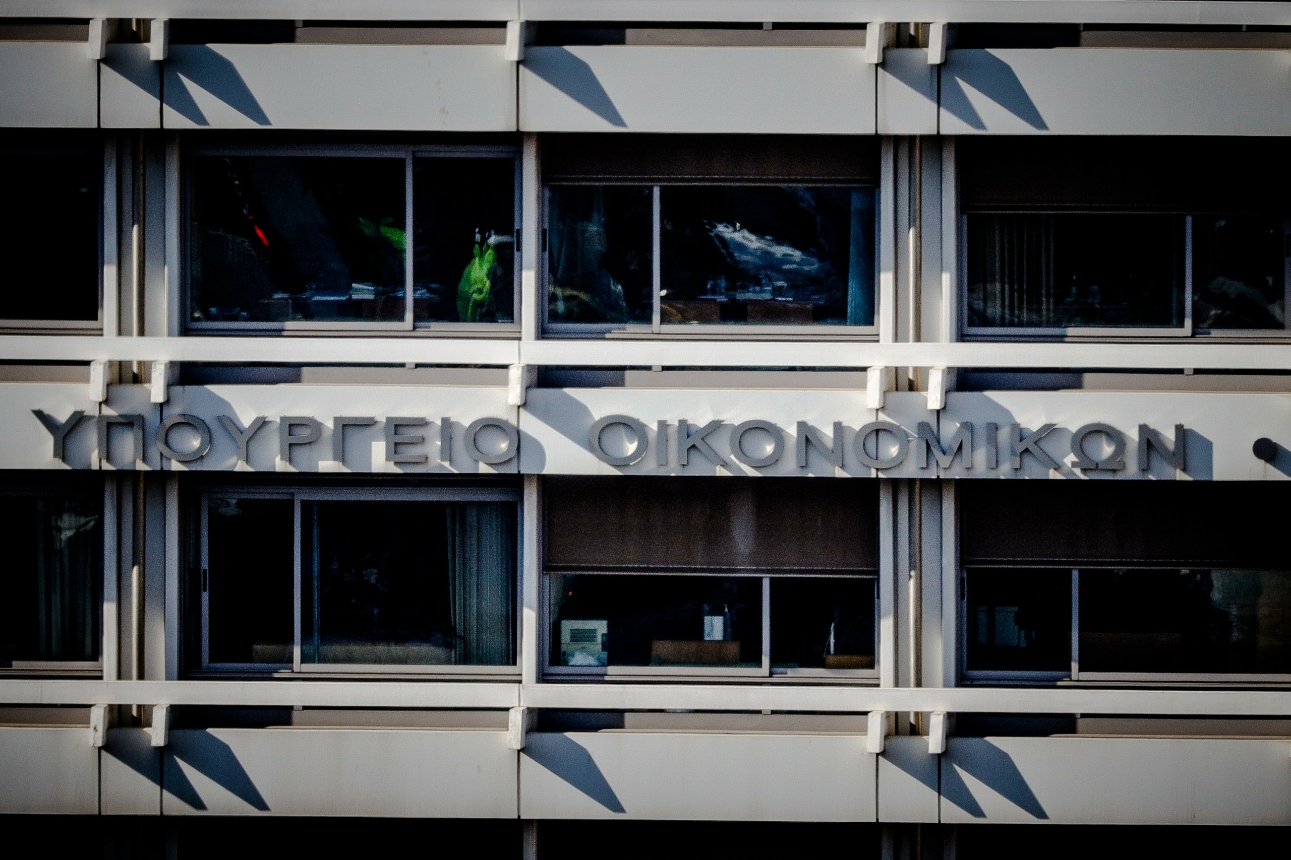 ΕΝΦΙΑ και επιστρεπτέα προκαταβολή “φούσκωσαν” τα φορολογικά έσοδα στο επτάμηνο