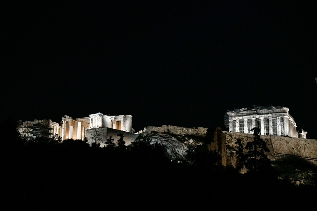 Πώς θα ήταν εάν ο Παρθενώνας βυθιζόταν στο σκοτάδι; Αντιμέτωπη με σκληρό και “σκοτεινό” χειμώνα η Ευρώπη
