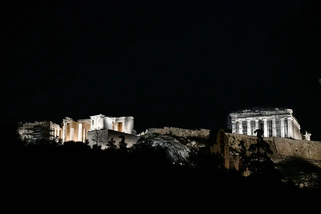 Πώς θα ήταν εάν ο Παρθενώνας βυθιζόταν στο σκοτάδι; Αντιμέτωπη με σκληρό και “σκοτεινό” χειμώνα η Ευρώπη
