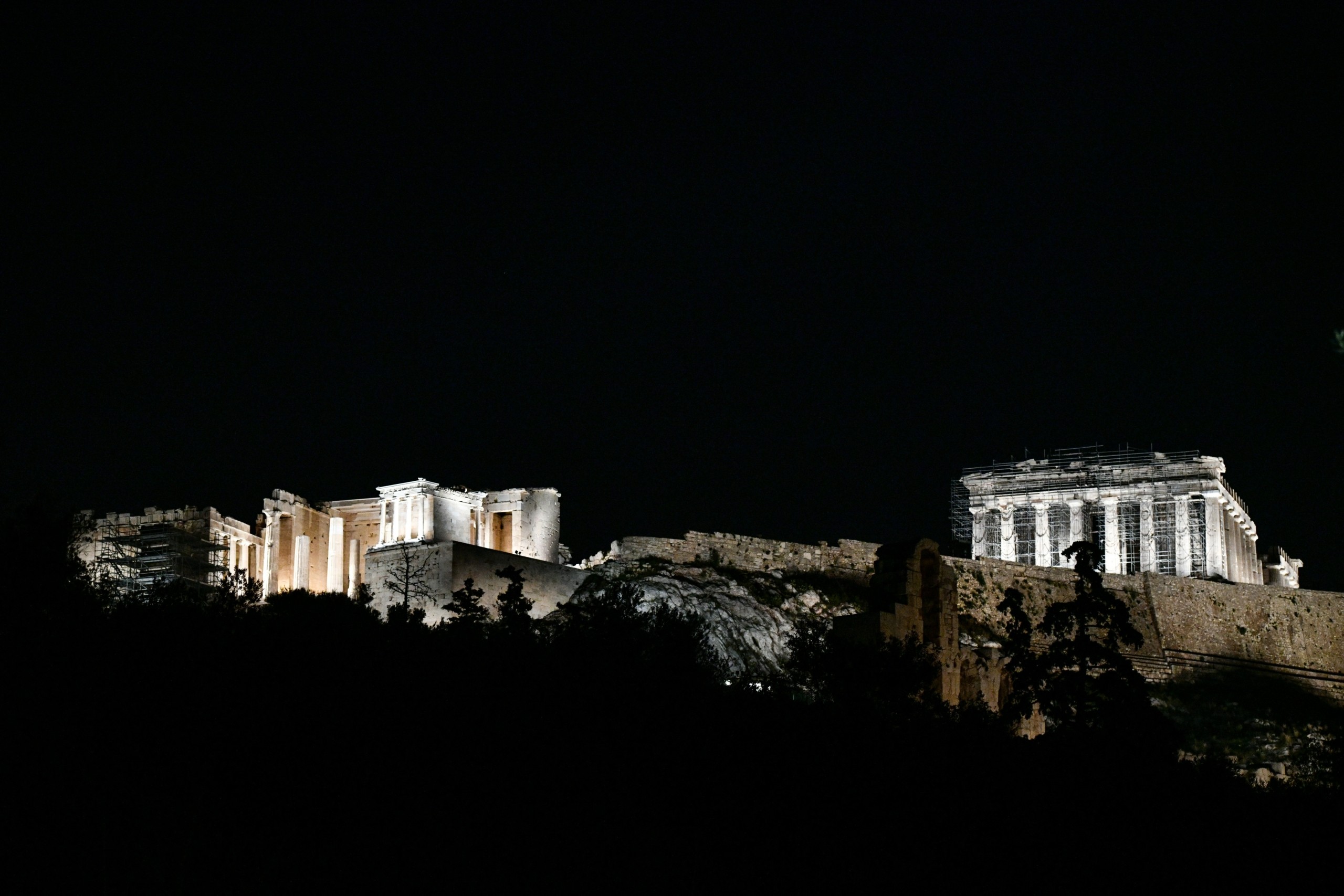 Πώς θα ήταν εάν ο Παρθενώνας βυθιζόταν στο σκοτάδι; Αντιμέτωπη με σκληρό και “σκοτεινό” χειμώνα η Ευρώπη