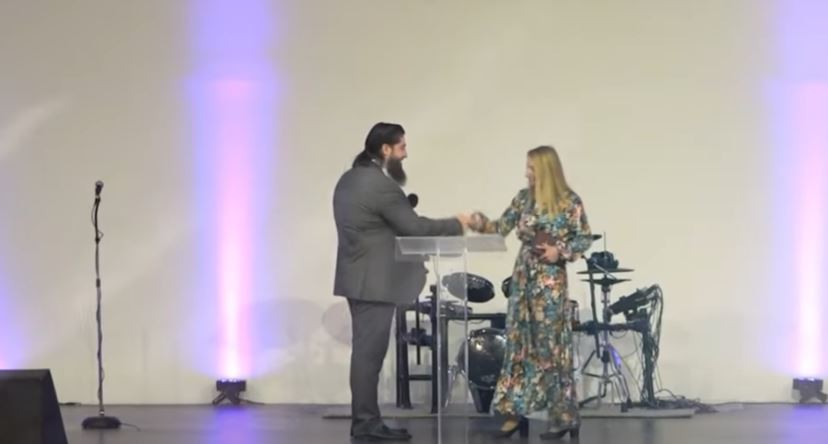 Όταν ο “εξορκιστής” Χάρης Τσακωνίδης αποκάλυπτε μια νέα “προφήτη” – Της έδωσε δικαίωμα να κάνει εξορκισμούς (vid)