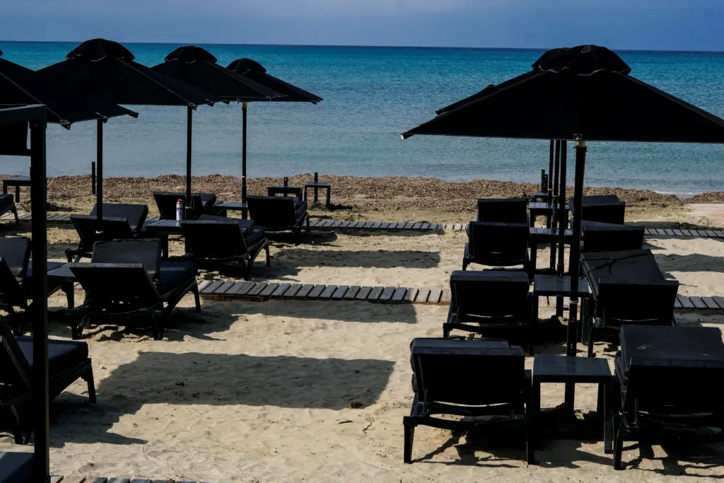 Είδος… πολυτελείας οι ξαπλώστρες τον Αύγουστο – Πού κοστίζουν ακόμα και 700 ευρώ (vid)