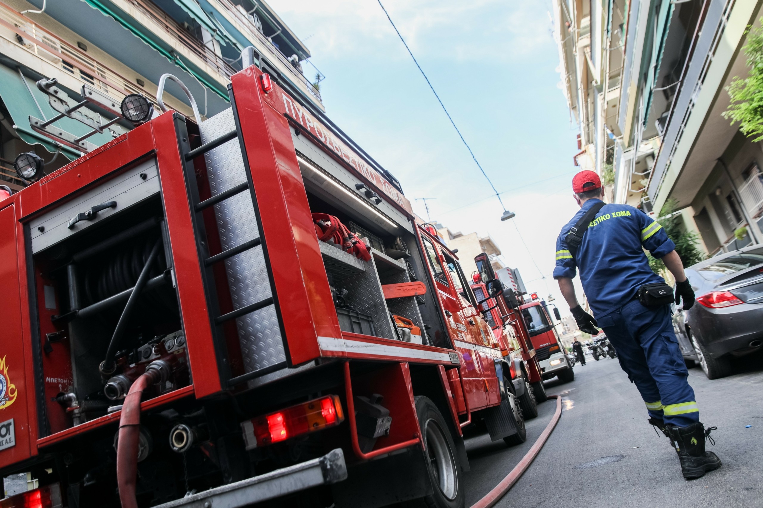 Φωτιά σε εγκαταλελειμμένο κτίριο στο κέντρο της Αθήνας – Έκλεισε για αρκετή ώρα η Πατησίων