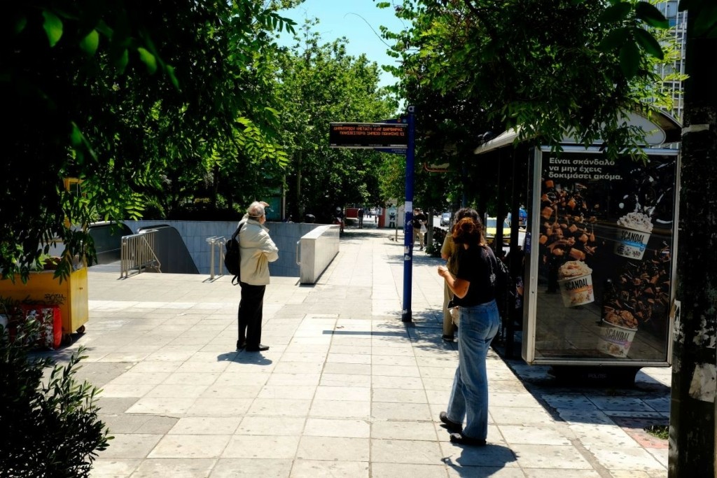 Απίστευτο κι όμως… ελληνικό – Στάση λεωφορείου αντί για παγκάκι έχει καρέκλες (pic)