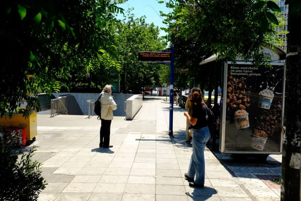 Απίστευτο κι όμως… ελληνικό – Στάση λεωφορείου αντί για παγκάκι έχει καρέκλες (pic)