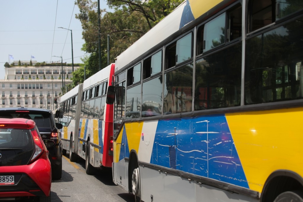 Έκαναν γυαλιά – καρφιά λεωφορείο και προσπάθησαν να του βάλουν φωτιά (vid)