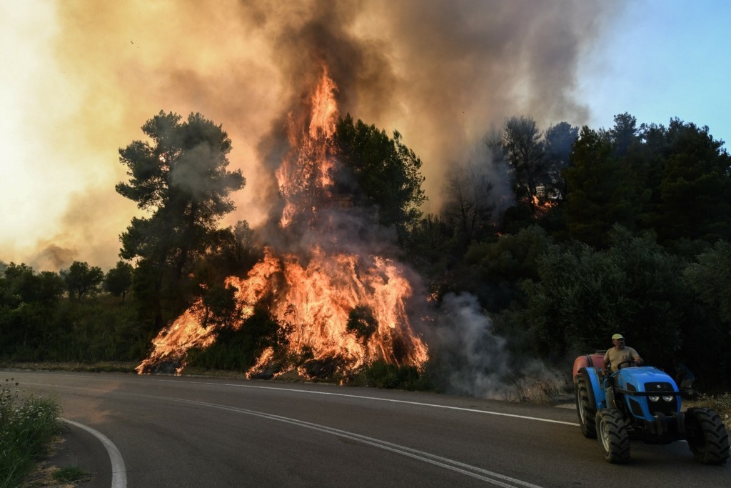 Μαίνεται η φωτιά στη Σπιάτζα Ηλείας – Ένας κάτοικος στο νοσοκομείο – Παραλίγο να καεί πυροσβεστικό όχημα (pics&vid)