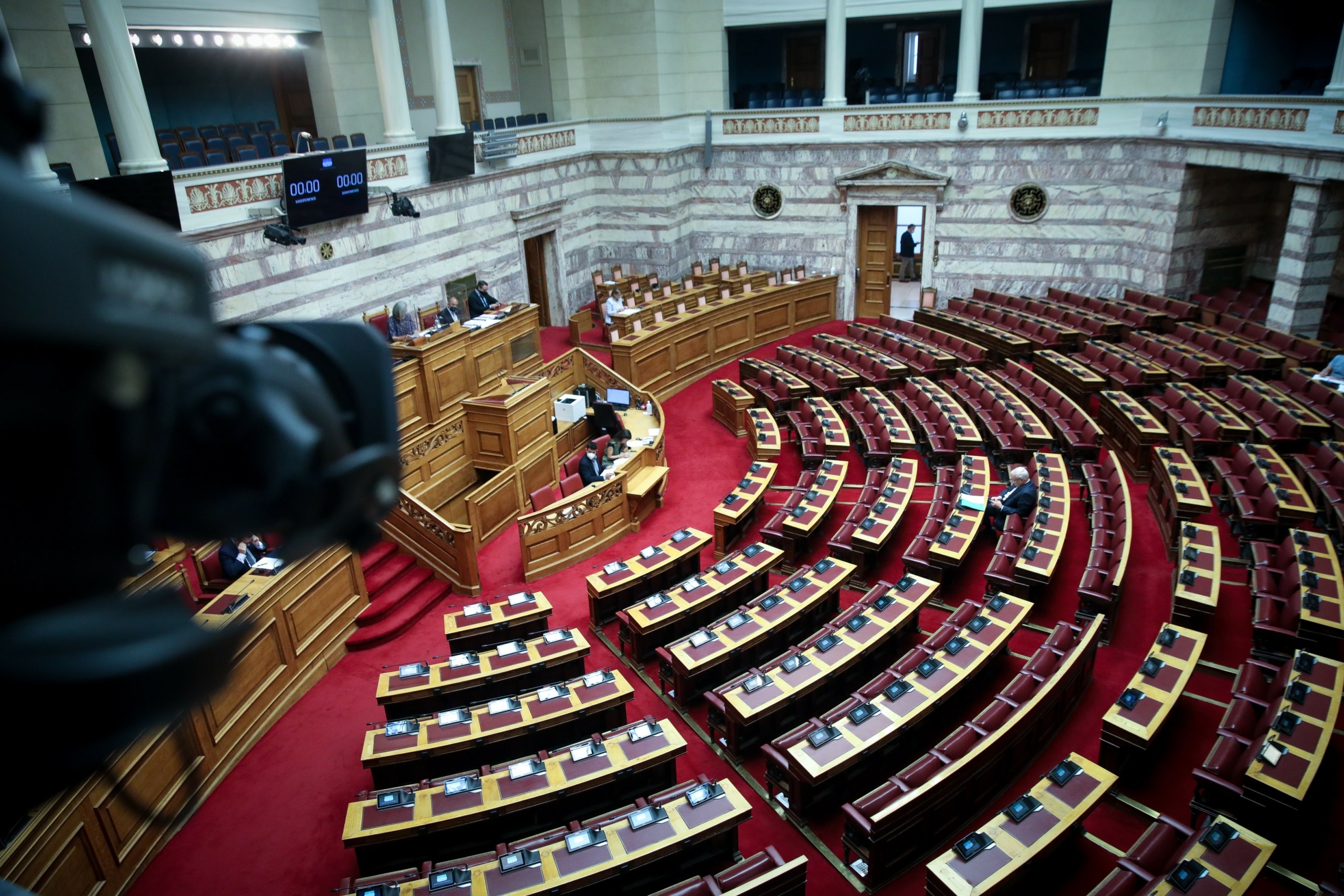 Στα ύψη το πολιτικό θερμόμετρο με φόντο τις παρακολουθήσεις – Απαντήσεις ζητά το ΠΑΣΟΚ, εκλογές “εδώ και τώρα” ο ΣΥΡΙΖΑ