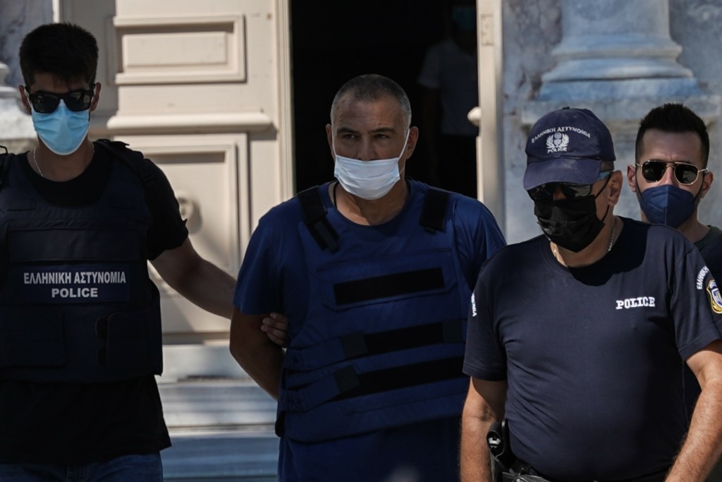 “Είχε σχέση” με τη 14χρονη λέει ο δικηγόρος του αστυνομικού στη Λέσβο – Τον αποδοκίμασαν στα δικαστήρια