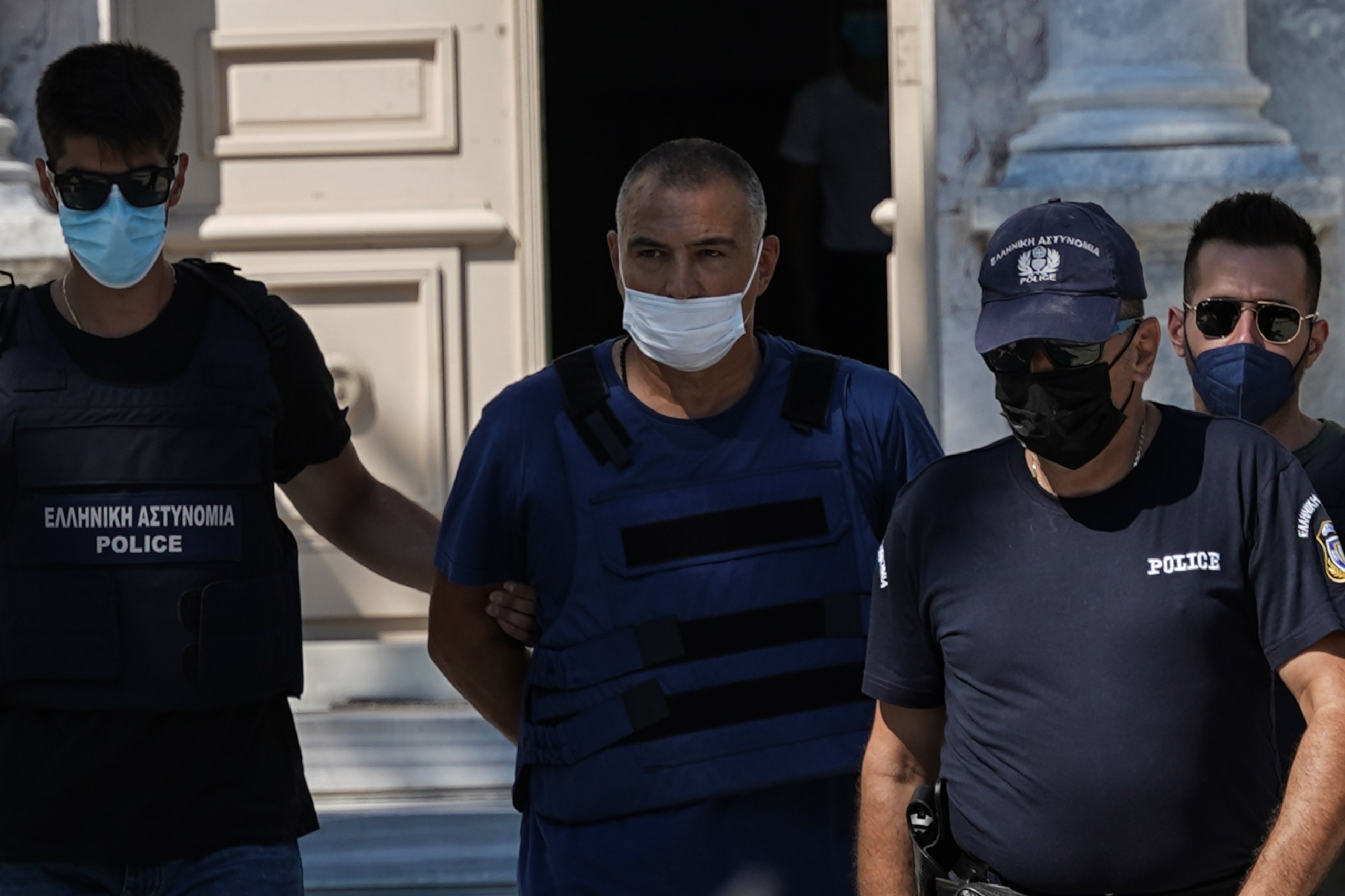“Είχε σχέση” με τη 14χρονη λέει ο δικηγόρος του αστυνομικού στη Λέσβο – Τον αποδοκίμασαν στα δικαστήρια